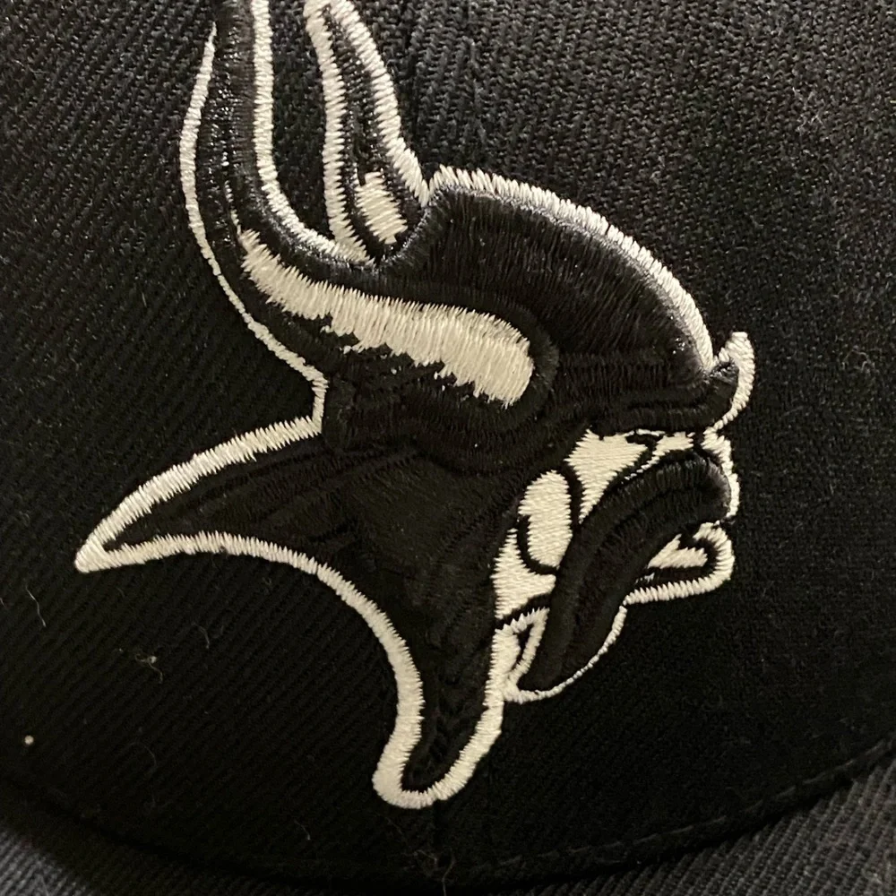 Reebok Headwear Minnesota Vikings Blacked Out Fitted Cap Size 7 3/8 - Picture 3 of 9